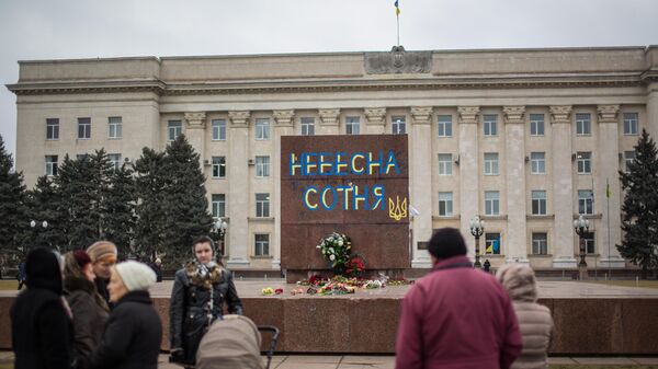 Dòng chữ “Trăm người  hùng” trên bệ tượng đài V.I. Lênin bị phá bỏ ở quảng trường trước tòa nhà hành chính khu vực ở Kherson. - Sputnik Việt Nam