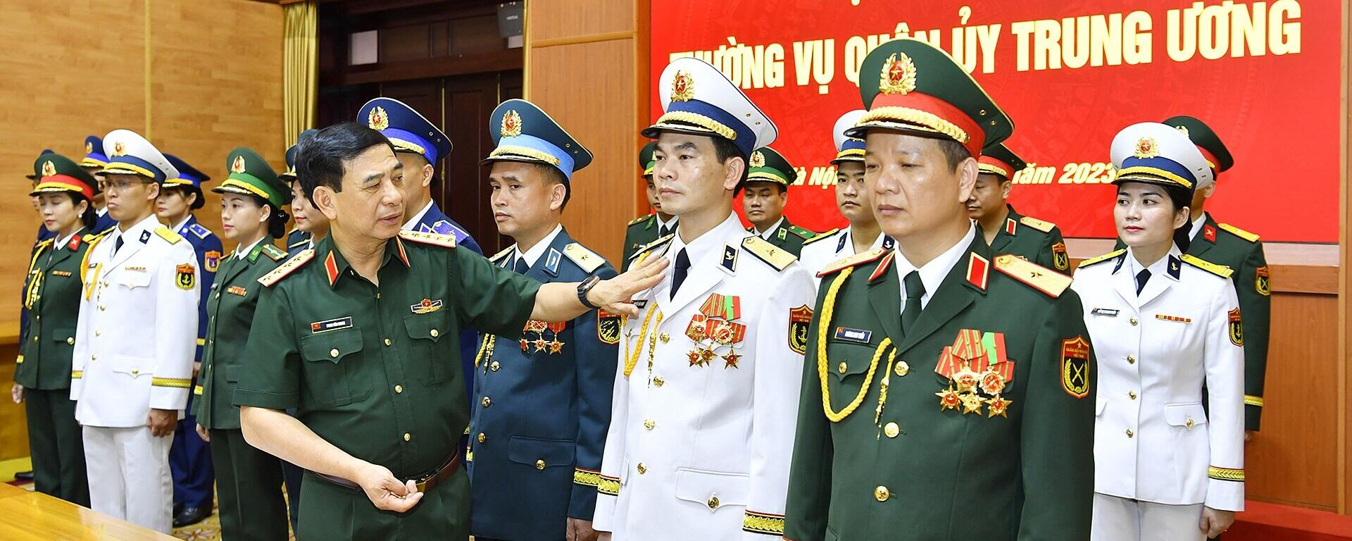 Đại tướng Phan Văn Giang, Bộ trưởng Quốc phòng cho ý kiến về các sản phẩm mẫu thử nghiệm quân phục tháng 7/2023. Ảnh: Báo Quân đội nhân dân - Sputnik Việt Nam, 1920, 17.02.2024