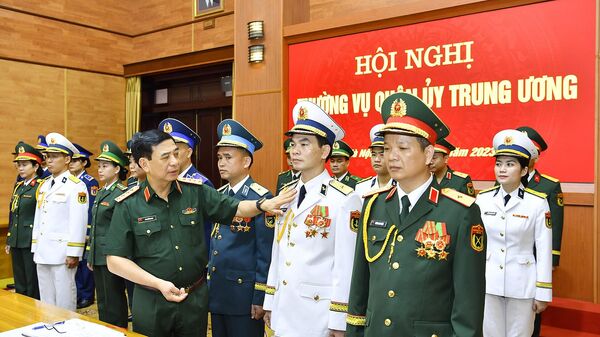 Đại tướng Phan Văn Giang, Bộ trưởng Quốc phòng cho ý kiến về các sản phẩm mẫu thử nghiệm quân phục tháng 7/2023. Ảnh: Báo Quân đội nhân dân - Sputnik Việt Nam