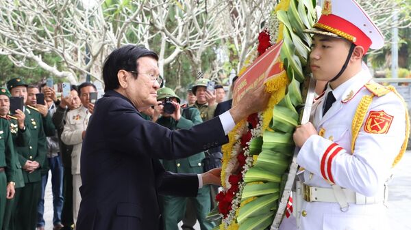 Nguyên Chủ tịch nước Trương Tấn Sang chỉnh vòng hoa trước khi dâng lên trước Tượng đài Tổ quốc ghi công tại Nghĩa trang Liệt sỹ quốc gia Vị Xuyên - Sputnik Việt Nam
