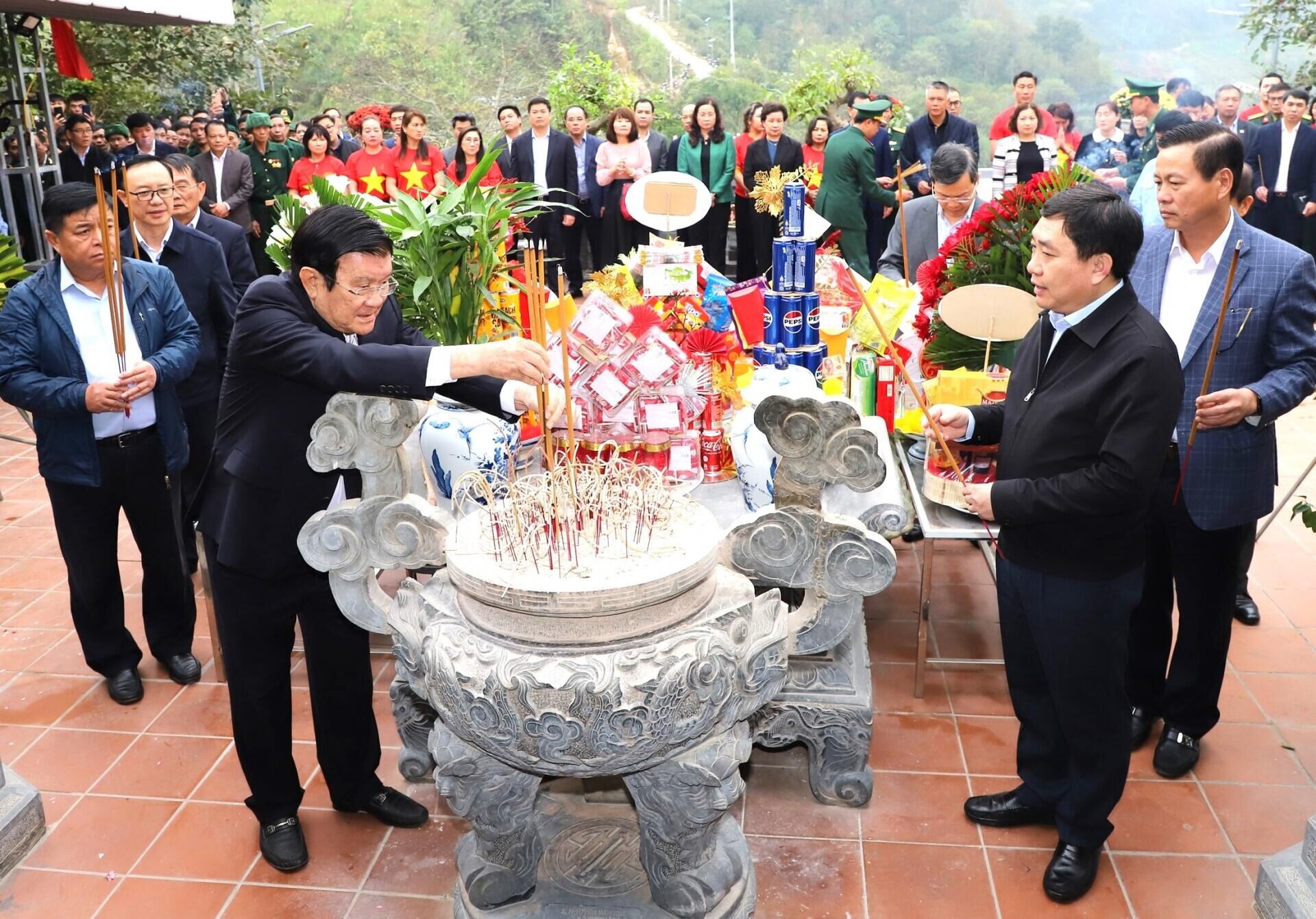 Nguyên Chủ tịch nước Trương Tấn Sang cùng các đại biểu dâng hương, tưởng nhớ các Anh hùng Liệt sỹ tại Đền thờ các Anh hùng Liệt sỹ trên Điểm cao 468 - Sputnik Việt Nam, 1920, 17.02.2024