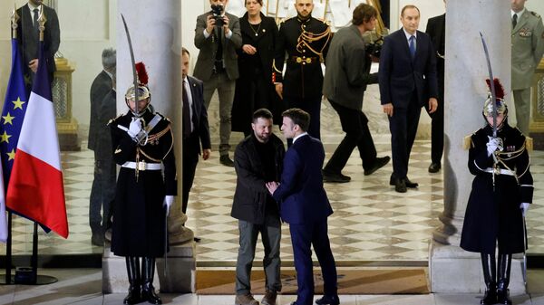 Tổng thống Pháp Emmanuel Macron và Tổng thống Ukraina Vladimir Zelensky - Sputnik Việt Nam