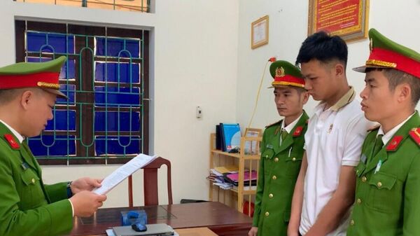 Công an huyện Đức Thọ tiến hành tống đạt quyết định khởi tố vụ án, khởi tố bị can, lệnh bắt tạm giam đối tượng Nguyễn Tuấn Thành - Sputnik Việt Nam