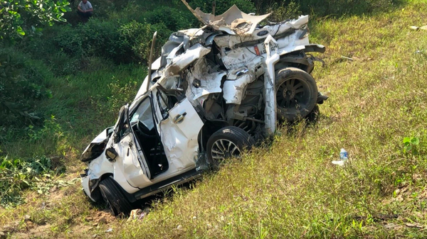 Chiếc xe ô tô con bị biến dạng, lao xuống taluy âm - Sputnik Việt Nam