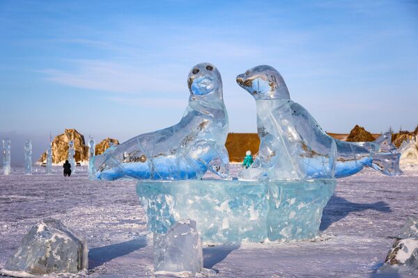 Tác phẩm điêu khắc trên băng tại Lễ hội Công viên băng Olkhon, diễn ra bên bờ hồ Baikal trên đảo Olkhon - Sputnik Việt Nam