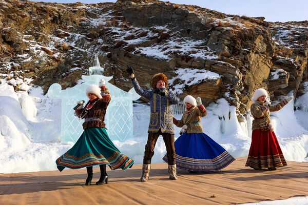 Các nghệ sĩ biểu diễn tại lễ hội điêu khắc băng ở Công viên băng Olkhon, diễn ra bên bờ hồ Baikal trên đảo Olkhon - Sputnik Việt Nam
