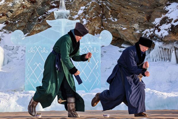 Các nghệ sĩ biểu diễn tại lễ hội điêu khắc băng ở Công viên băng Olkhon, diễn ra bên bờ hồ Baikal trên đảo Olkhon - Sputnik Việt Nam