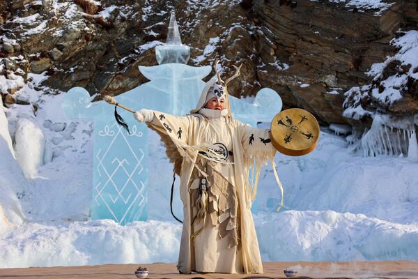 Một cô gái trong trang phục dân tộc biểu diễn tại lễ hội điêu khắc băng ở Công viên băng Olkhon, diễn ra bên bờ hồ Baikal trên đảo Olkhon - Sputnik Việt Nam