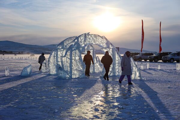 Du khách tham quan lễ hội điêu khắc băng ở Công viên băng Olkhon diễn ra bên bờ hồ Baikal trên đảo Olkhon - Sputnik Việt Nam