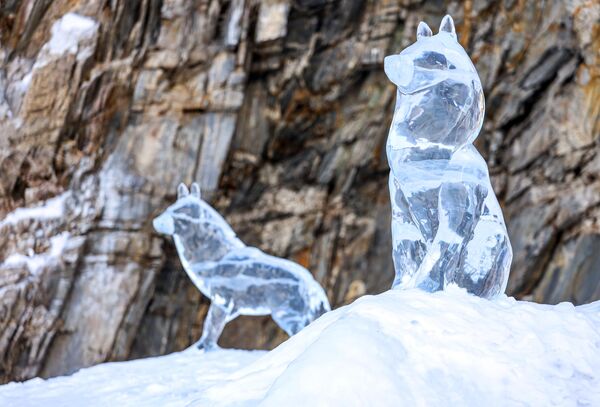 Tác phẩm điêu khắc băng tại lễ hội Công viên băng Olkhon, diễn ra bên bờ hồ Baikal trên đảo Olkhon - Sputnik Việt Nam