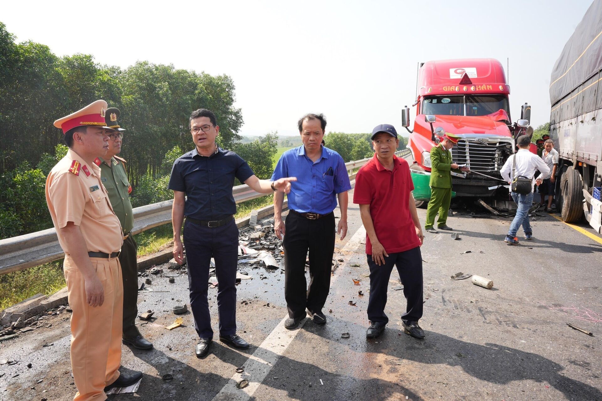 Phó Chủ tịch UBND tỉnh Thừa Thiên – Huế Hoàng Hải Minh (giữa) đến hiện trường trực tiếp chỉ đạo công tác điều tra nguyên nhân vụ tai nạn đặc biệt nghiêm trọng trên cao tốc Cam Lộ - La Sơn - Sputnik Việt Nam, 1920, 19.02.2024