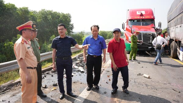 Phó Chủ tịch UBND tỉnh Thừa Thiên – Huế Hoàng Hải Minh (giữa) đến hiện trường trực tiếp chỉ đạo công tác điều tra nguyên nhân vụ tai nạn đặc biệt nghiêm trọng trên cao tốc Cam Lộ - La Sơn - Sputnik Việt Nam