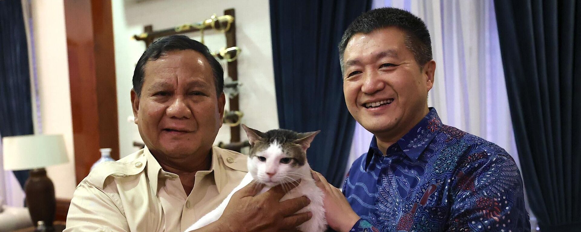 Bộ trưởng Quốc phòng Prabowo Subianto và Đại sứ Trung Quốc tại Indonesia Lu Gang chụp ảnh cùng chú mèo cưng ở Nam Jakarta - Sputnik Việt Nam, 1920, 19.02.2024