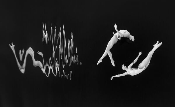 Ảnh Water Dancers (Vũ công dưới nước) của nhiếp ảnh gia Úc Jasmine Skye Smith, chiến thắng hạng mục Black and White (Đen trắng) cuộc thi Nhiếp ảnh gia dưới nước năm 2024 - Sputnik Việt Nam