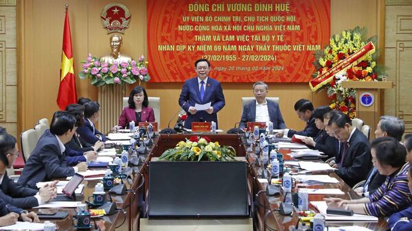 Chủ tịch Quốc hội Vương Đình Huệ thăm, làm việc tại Bộ Y tế - Sputnik Việt Nam