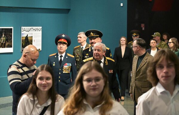 Khách tham quan tại lễ khai mạc triển lãm dự án ảnh Sputnik &quot;Những người bảo vệ tổ quốc&quot; tại Bảo tàng Chiến thắng ở Moskva - Sputnik Việt Nam