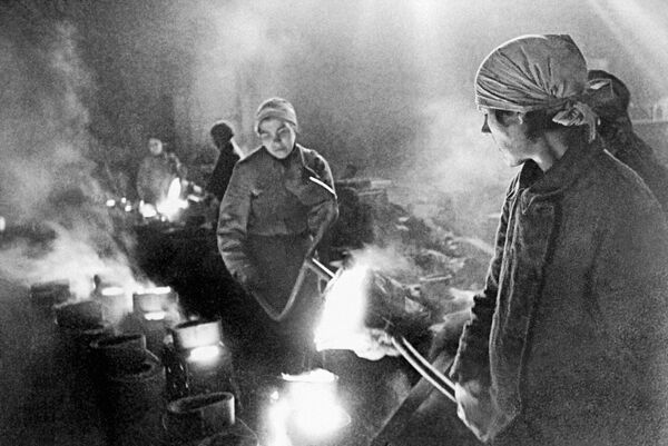 Cuộc vây hãm Leningrad. Những người đàn ông ra tuyến đầu đều được thay thế bằng phụ nữ trong mọi lĩnh vực sản xuất. Xưởng đúc nhà máy N-skov. 1943 - Sputnik Việt Nam