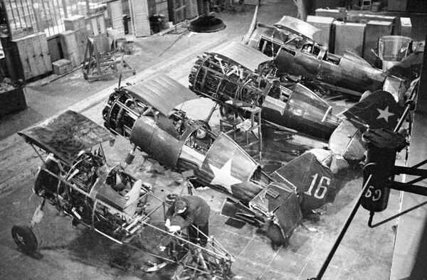 Sửa chữa máy bay chiến đấu I-152 tại một trong những nhà máy sản xuất máy bay. Moskva, 1941 - Sputnik Việt Nam