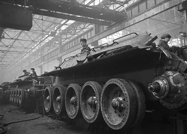 Băng chuyền lắp ráp xe tăng T-34 tại Nhà máy xe tăng Ural số 183 (nay là Uralvagonzavod) ở Nizhny Tagil - Sputnik Việt Nam