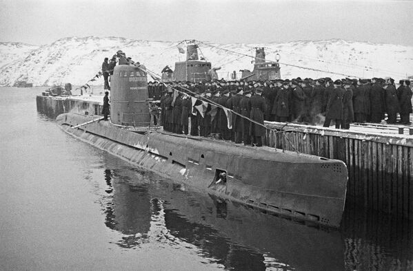 Thủy thủ Hạm đội phương Bắc tiếp nhận tàu ngầm M-104 &quot;Yaroslavsky Komsomolets&quot;, được chế tạo với đóng góp của các đoàn viên Komsomol thành phố Yaroslavl. Vùng Murmansk, ngày 23 tháng 2 năm 1943 - Sputnik Việt Nam