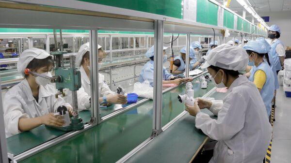 Người lao động trở lại làm việc tại doanh nghiệp trong Khu công nghiệp của Bắc Giang sau kỳ nghỉ Tết - Sputnik Việt Nam