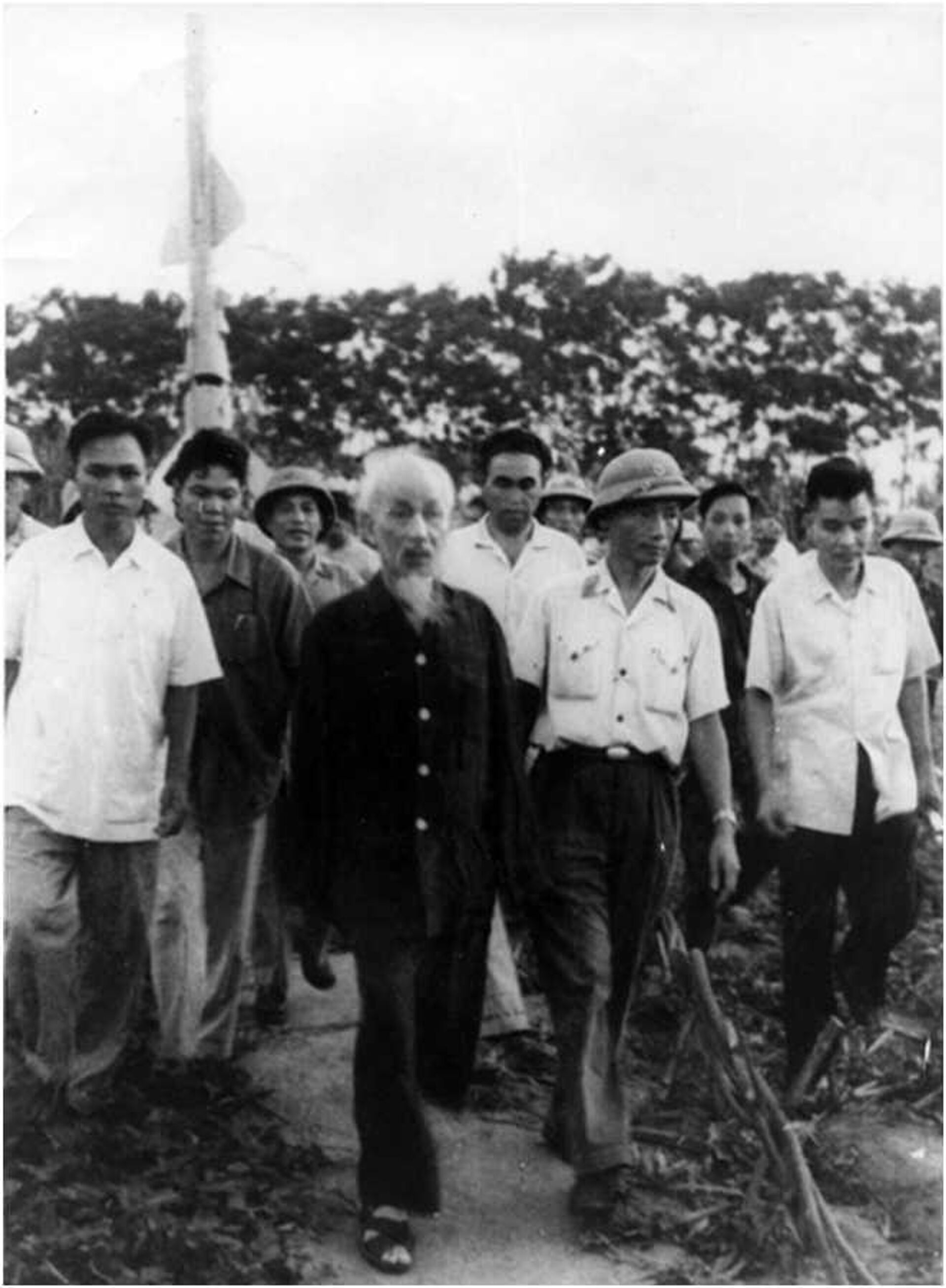 Chủ tịch Hồ Chí Minh tại vị trí khai hỏa của Sư đoàn tên lửa phòng không số 61 - Sputnik Việt Nam, 1920, 22.02.2024