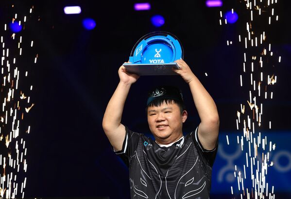 Vận động viên Trung Quốc, trở thành tuyển thủ giá trị nhất của đội Xtreme Gaming (Trung Quốc), tại lễ trao giải sau khi kết thúc trận chung kết của giải đấu MOBA thể chất số môn Dota 2 Games giữa đội LGD Gaming (Trung Quốc) và Xtreme Gaming (Trung Quốc) tại &quot;Thế vận hội tương lai&quot; ở Kazan - Sputnik Việt Nam