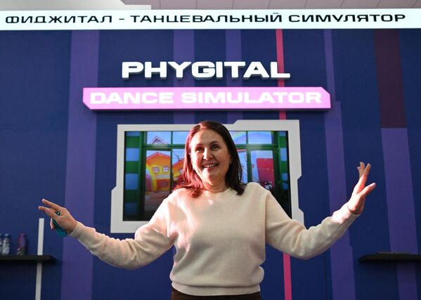 Một vận động viên nhảy trên thiết bị khiêu vũ mô phỏng tại «Thế vận hội tương lai» diễn ra ở Kazan - Sputnik Việt Nam