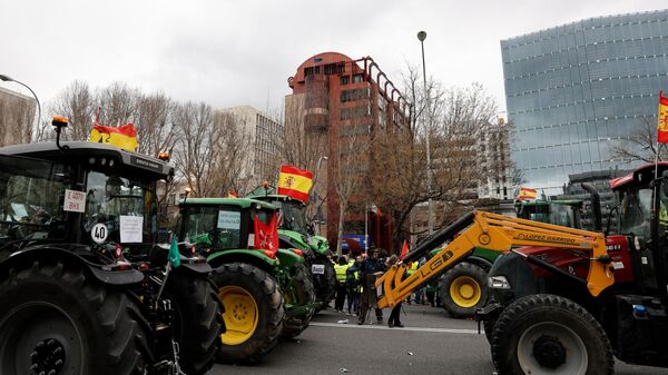 Hàng nghìn nông dân có những người lái máy kéo đi cùng đã xuống đường ở trung tâm Madrid - Sputnik Việt Nam