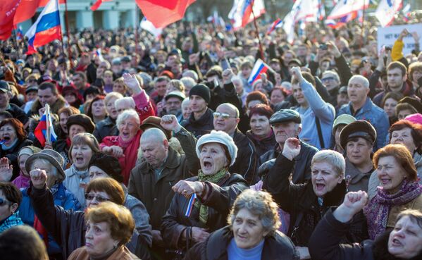 Những người tham gia cuộc biểu tình ủng hộ Nga trên quảng trường trung tâm Yevpatoria - Sputnik Việt Nam