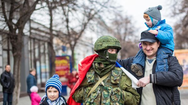Người dân Simferopol chụp ảnh cùng quân nhân - Sputnik Việt Nam