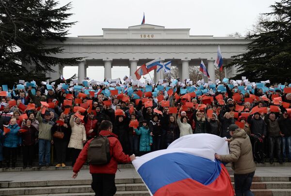Cư dân Sevastopol ghép cờ Nga từ những tờ giấy màu trên Quảng trường Nakhimov để ủng hộ quyết định của Quốc hội Crưm và Hội đồng thành phố Sevastopol sáp nhập với Nga - Sputnik Việt Nam