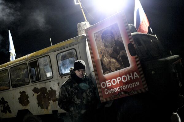 Tình nguyện viên Cossack tại trạm kiểm soát giữa Simferopol và Sevastopol, nơi đoàn xe chở hàng viện trợ nhân đạo từ những người đua xe máy Nga tới cư dân Crưm đã đến - Sputnik Việt Nam