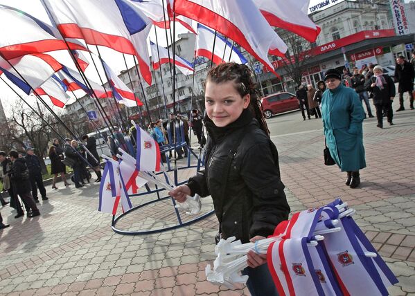 Lá cờ trên quảng trường trong cuộc trưng cầu dân ý về tình trạng của Crưm ở Simferopol - Sputnik Việt Nam