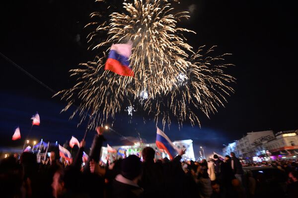 Người dân Simferopol xem lễ hội bắn pháo hoa trên Quảng trường Lenin ở trung tâm thành phố sau khi kết quả sơ bộ trưng cầu dân ý về tình trạng của Crưm được công bố - Sputnik Việt Nam