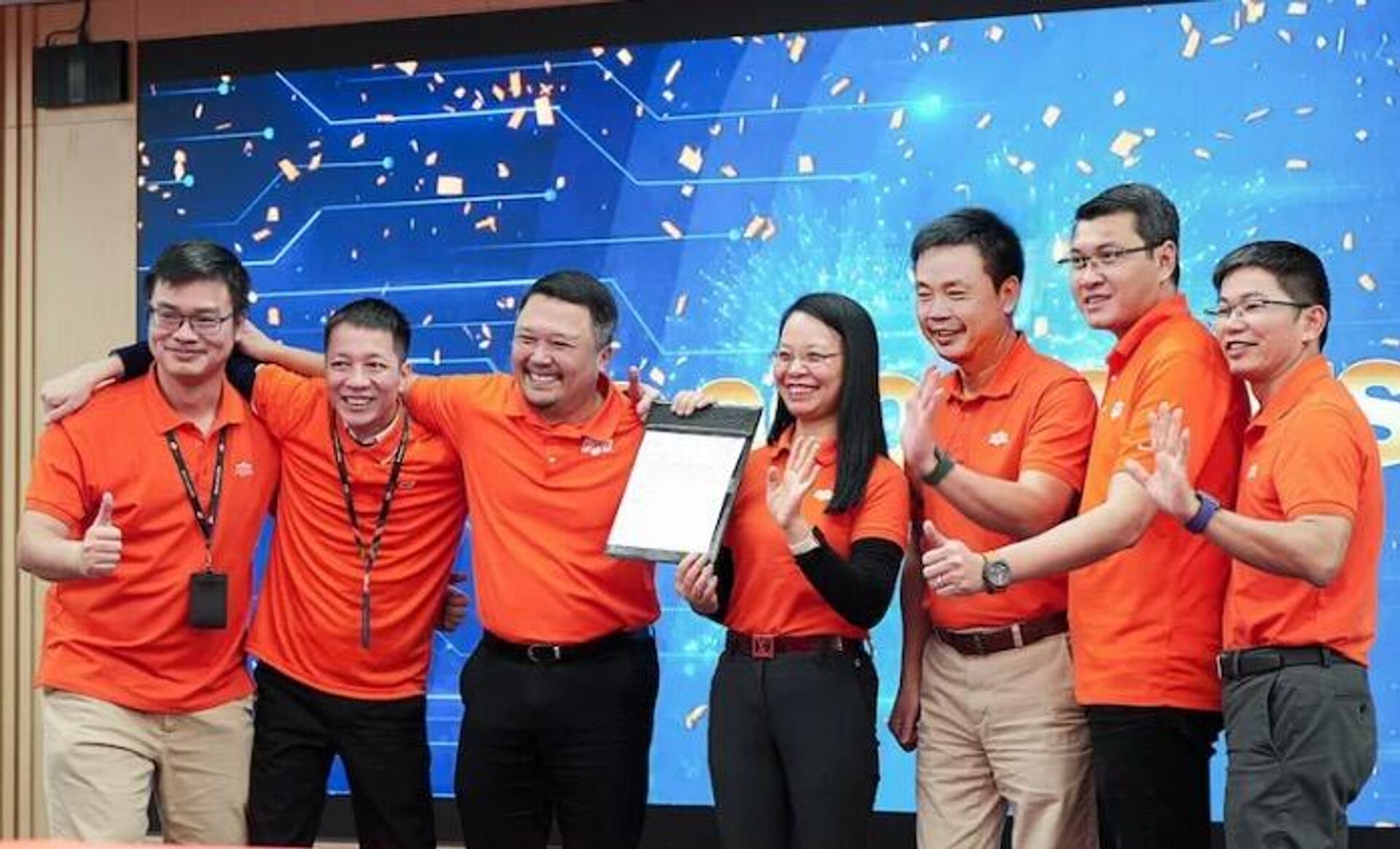Ban lãnh đạo FPT Software ăn mừng thành tích FPT đạt 1 tỷ USD trong lĩnh vực dịch vụ CNTT toàn cầu - Sputnik Việt Nam, 1920, 01.03.2024