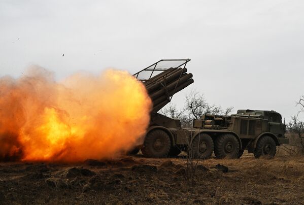 Hệ thống tên lửa phóng loạt (MLRS) 9K57 &quot;Uragan&quot; của Quân khu Trung tâm đang tấn công các cứ điểm của Lực lượng vũ trang Ukraina theo hướng Avdeevka trong chiến dịch quân sự đặc biệt - Sputnik Việt Nam