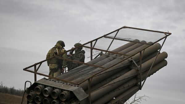 Hệ thống tên lửa phóng loạt (MLRS) 9K57 Uragan của Quân khu Trung tâm đang tấn công các cứ điểm của Lực lượng vũ trang Ukraina theo hướng Avdeevka trong chiến dịch quân sự đặc biệt - Sputnik Việt Nam