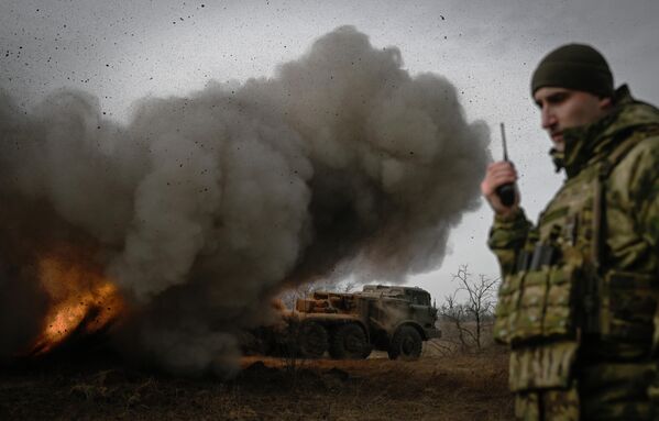 Hệ thống tên lửa phóng loạt (MLRS) 9K57 &quot;Uragan&quot; của Quân khu Trung tâm đang tấn công các cứ điểm của Lực lượng vũ trang Ukraina theo hướng Avdeevka trong chiến dịch quân sự đặc biệt - Sputnik Việt Nam