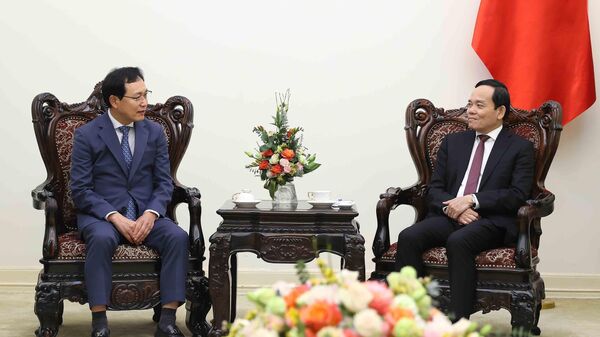 Phó Thủ tướng Trần Lưu Quang tiếp Tổng giám đốc Tổ hợp Samsung Việt Nam Choi Joo Ho.  - Sputnik Việt Nam