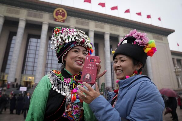Những người phụ nữ gần Đại lễ đường Nhân dân sau khi tham gia khai mạc Đại hội đại biểu nhân dân toàn quốc ở Bắc Kinh - Sputnik Việt Nam