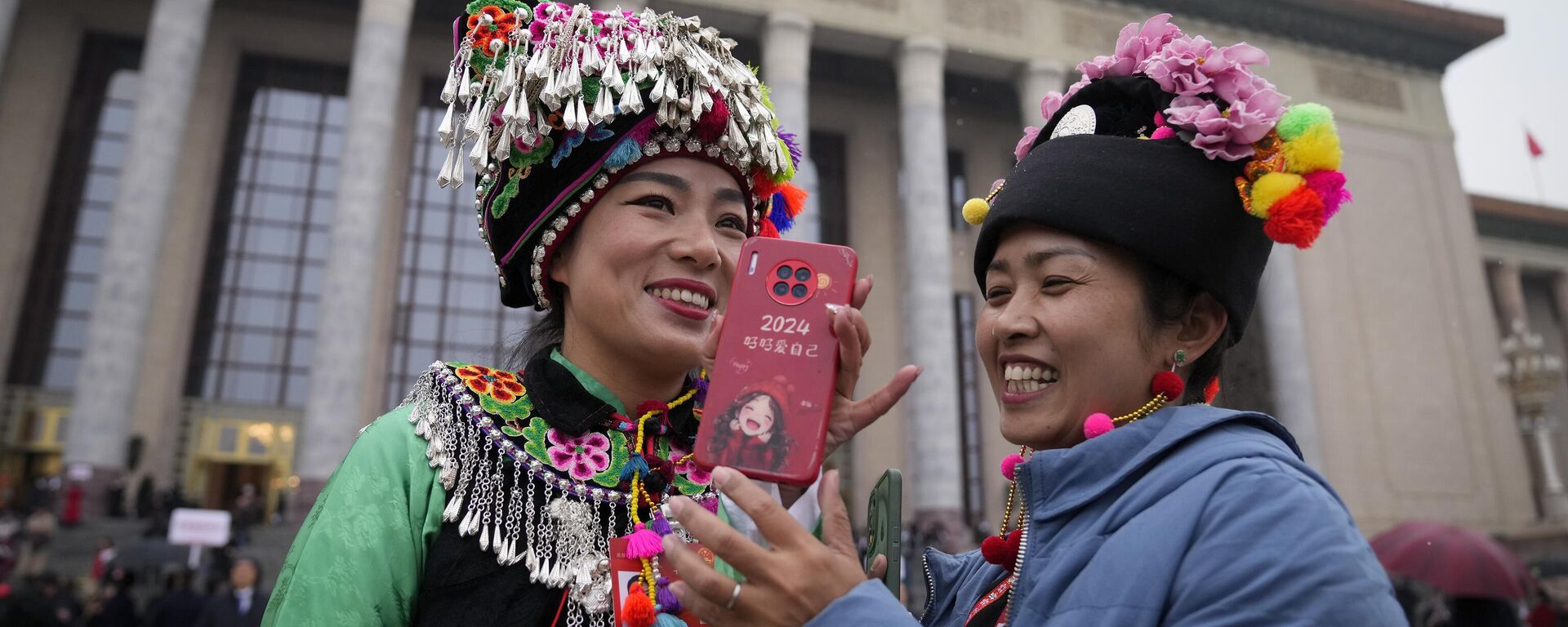 Những người phụ nữ gần Đại lễ đường Nhân dân sau khi tham gia khai mạc Đại hội đại biểu nhân dân toàn quốc ở Bắc Kinh - Sputnik Việt Nam, 1920, 05.03.2024