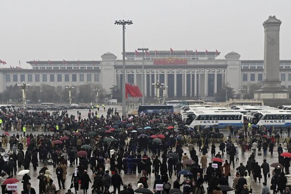 Các đại biểu rời Đại lễ đường Nhân dân sau phiên khai mạc Đại hội Đại biểu Nhân dân toàn quốc ở Bắc Kinh - Sputnik Việt Nam