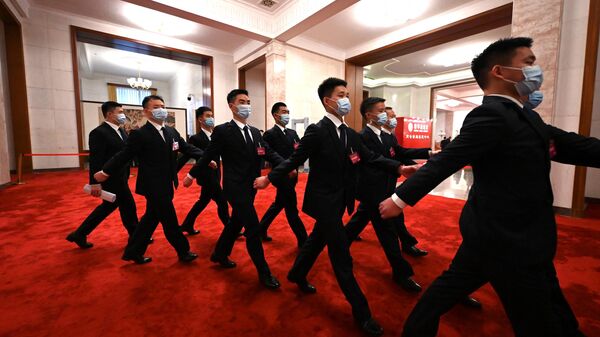 Nhân viên an ninh diễu hành sau phiên khai mạc Đại hội Đại biểu Nhân dân Toàn quốc tại Đại lễ đường Nhân dân ở Bắc Kinh - Sputnik Việt Nam