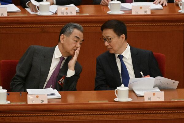 Bộ trưởng Ngoại giao Trung Quốc Vương Nghị nói chuyện với Phó Chủ tịch nước Trung Quốc Hàn Chính trong phiên khai mạc Đại hội đại biểu nhân dân toàn quốc ở Bắc Kinh - Sputnik Việt Nam