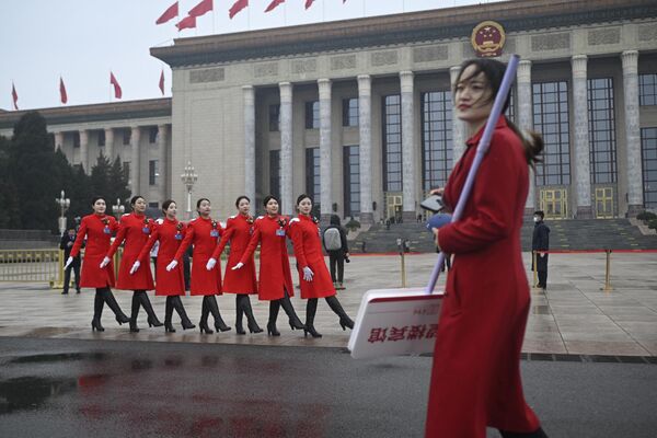 Các nữ nhân viên trước Đại lễ đường Nhân dân trong lễ khai mạc Đại hội đại biểu Nhân dân toàn quốc ở Bắc Kinh - Sputnik Việt Nam