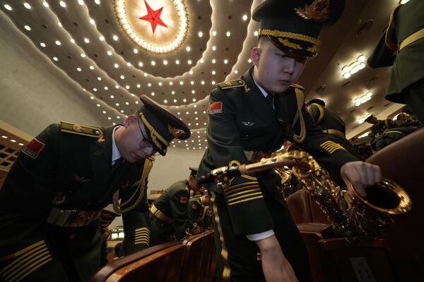 Các thành viên ban nhạc quân đội Trung Quốc trước phiên khai mạc Đại hội đại biểu nhân dân toàn quốc ở Bắc Kinh, Trung Quốc - Sputnik Việt Nam