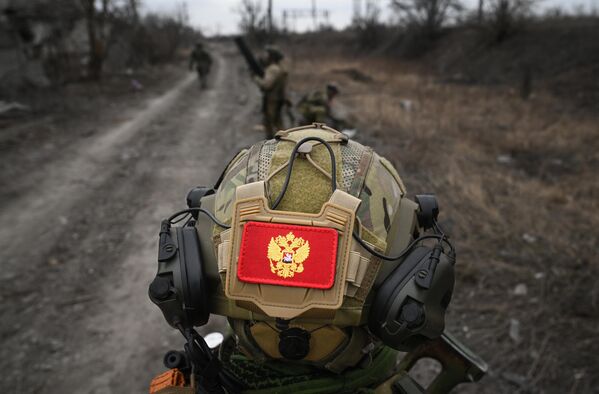 Phù hiệu với quốc huy Nga trên mũ bảo hiểm của một quân nhân từ Lữ đoàn Kỹ thuật Độc lập thuộc Quân khu Trung tâm - Sputnik Việt Nam