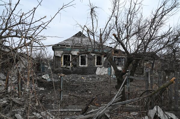 Một ngôi nhà bị phá hủy ở Avdeevka - Sputnik Việt Nam