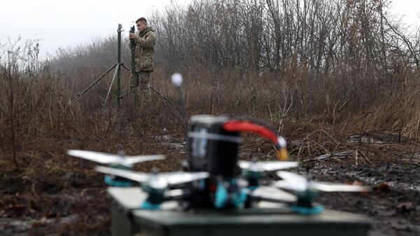 Một người điều khiển máy bay không người lái FPV (góc nhìn thứ nhất) của Ukraina huấn luyện gần tiền tuyến ở vùng Donetsk, ngày 16 tháng 11 năm 2023. - Sputnik Việt Nam